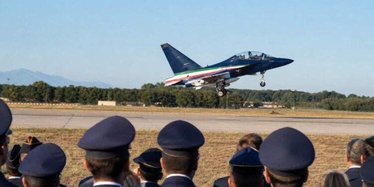 M-346, primo volo per le Frecce Tricolori a Venegono