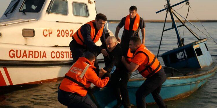Mazara del Vallo, pescatore salvato dopo ore in mare