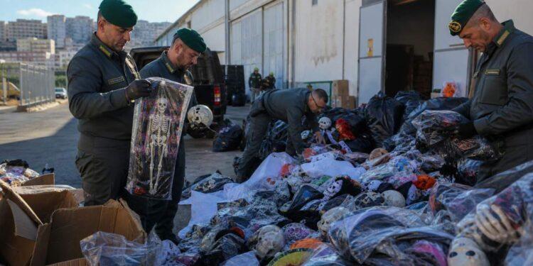 Napoli, maxi sequestro di articoli di Halloween non sicuri