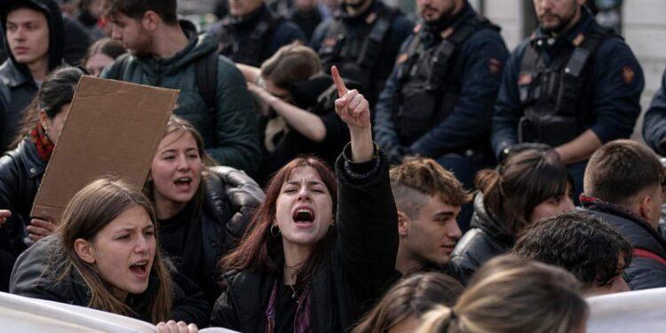 Savona, cinque giovani denunciati dopo corteo studentesco