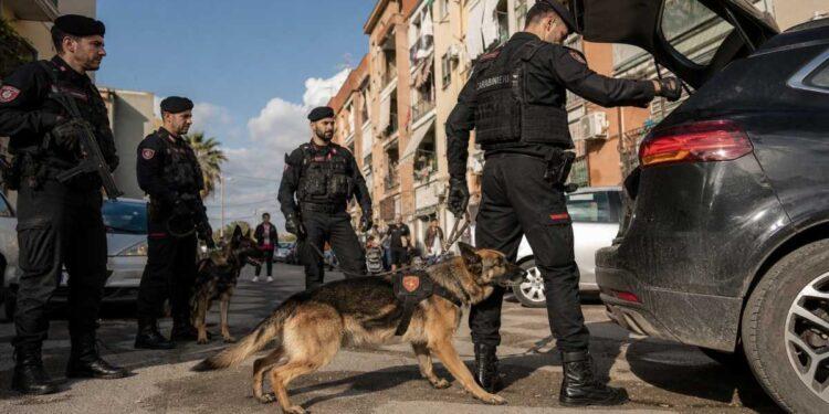 Taranto, operazione antidroga nel rione Tamburi: 13 arresti