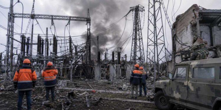 Ucraina, attacchi russi danneggiano energia e trasporti