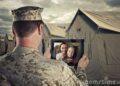 il-militare-schierato-chiacchiera-con-la-famiglia-21988040-300x200-1