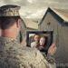 il-militare-schierato-chiacchiera-con-la-famiglia-21988040-300x200-1